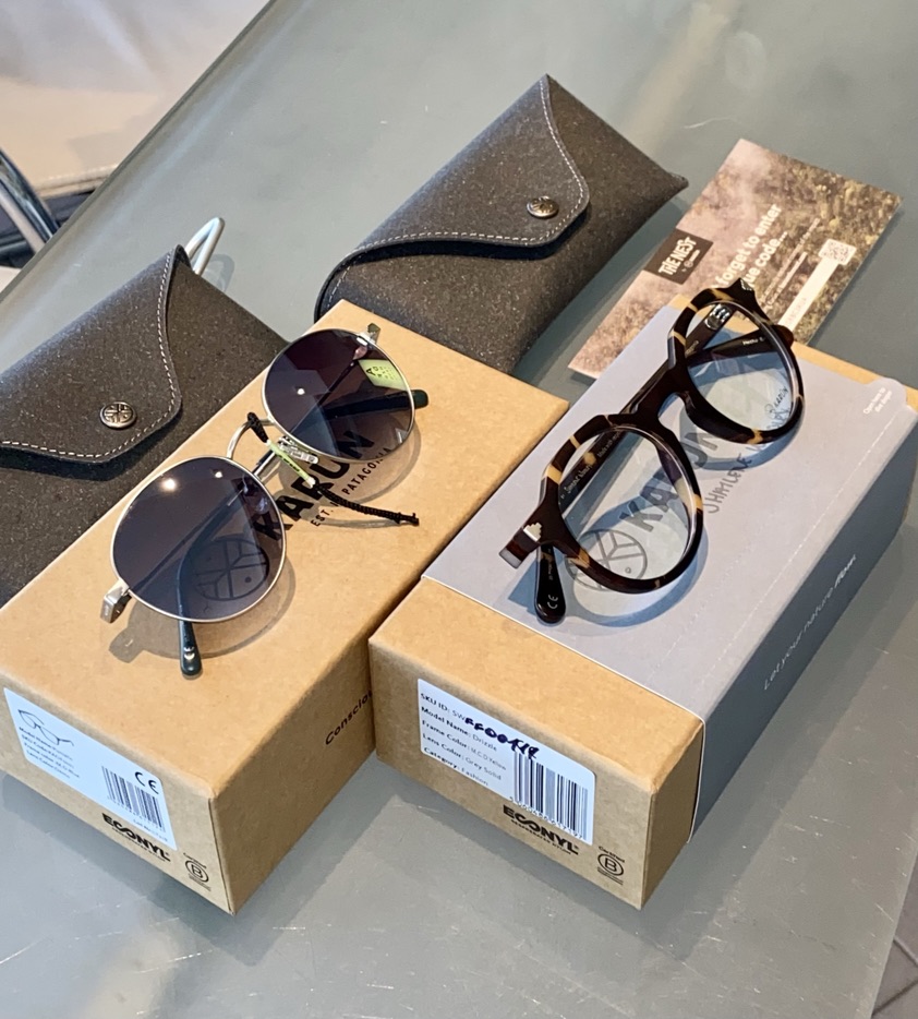 Dos modelos de armazones con sus estuches sobre el mostrador de la óptica