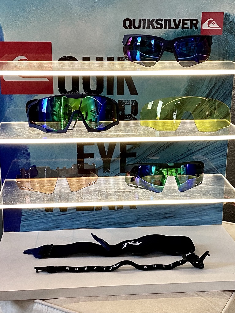 Exhibidor iluminado con anteojos deportivos y lentes de repuesto de colores